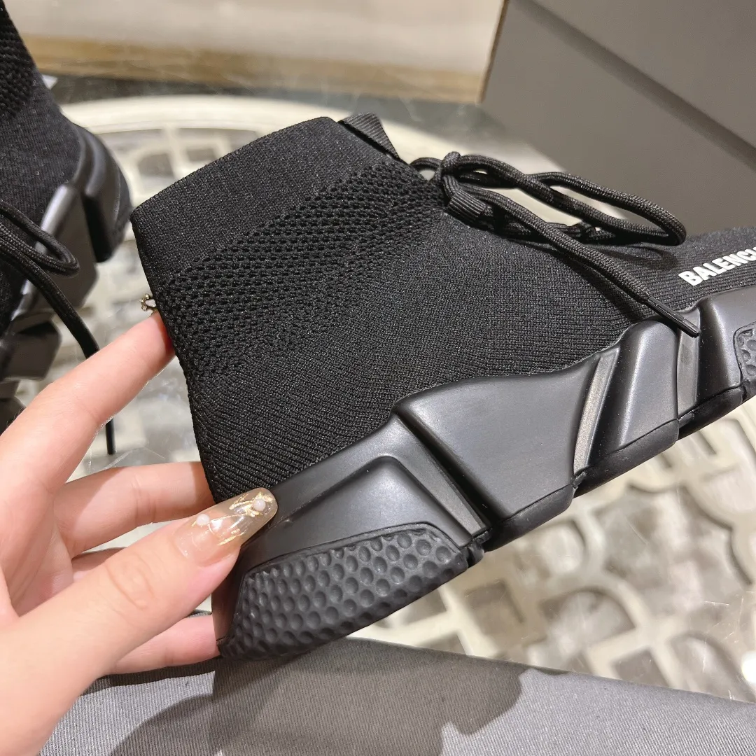 👟👟Ex-factory price 400👟👟 Balenciaga classic sock boots, originally produced by the factory, purchasing agent level. The latest original outsole mold, (TPU ten-vacuum outsole, the highest version on the market, please do not compare prices with TPR outsole, don’t bother if you don’t know the product) The black, white and red three-color vacuum sole shows high-end luxury. •Upper: elastic fly weave, double-layer composite gold wire high-elastic knitted mesh cotton •Inner lining: imported double-sided velvet, which is comfortable and resilient to shape •Insole: original imported terry cloth, breathable and not fading •Sole: TPU ten-vacuum outsole (to eliminate pores) •Packaging: full set of packaging (certificate, cloth bag, handbag) •Size: 35-47 standard code (34, 45, 46.47 can be customized and non-returnable)
